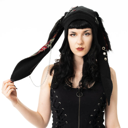 Schwarze Strickmütze BONNIE HAT Black mit Hasenohren, Zierketten und Tartanmuster von Cupcake Cult