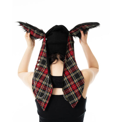 Schwarze Strickmütze BONNIE HAT Black mit Hasenohren, Zierketten und Tartanmuster von Cupcake Cult