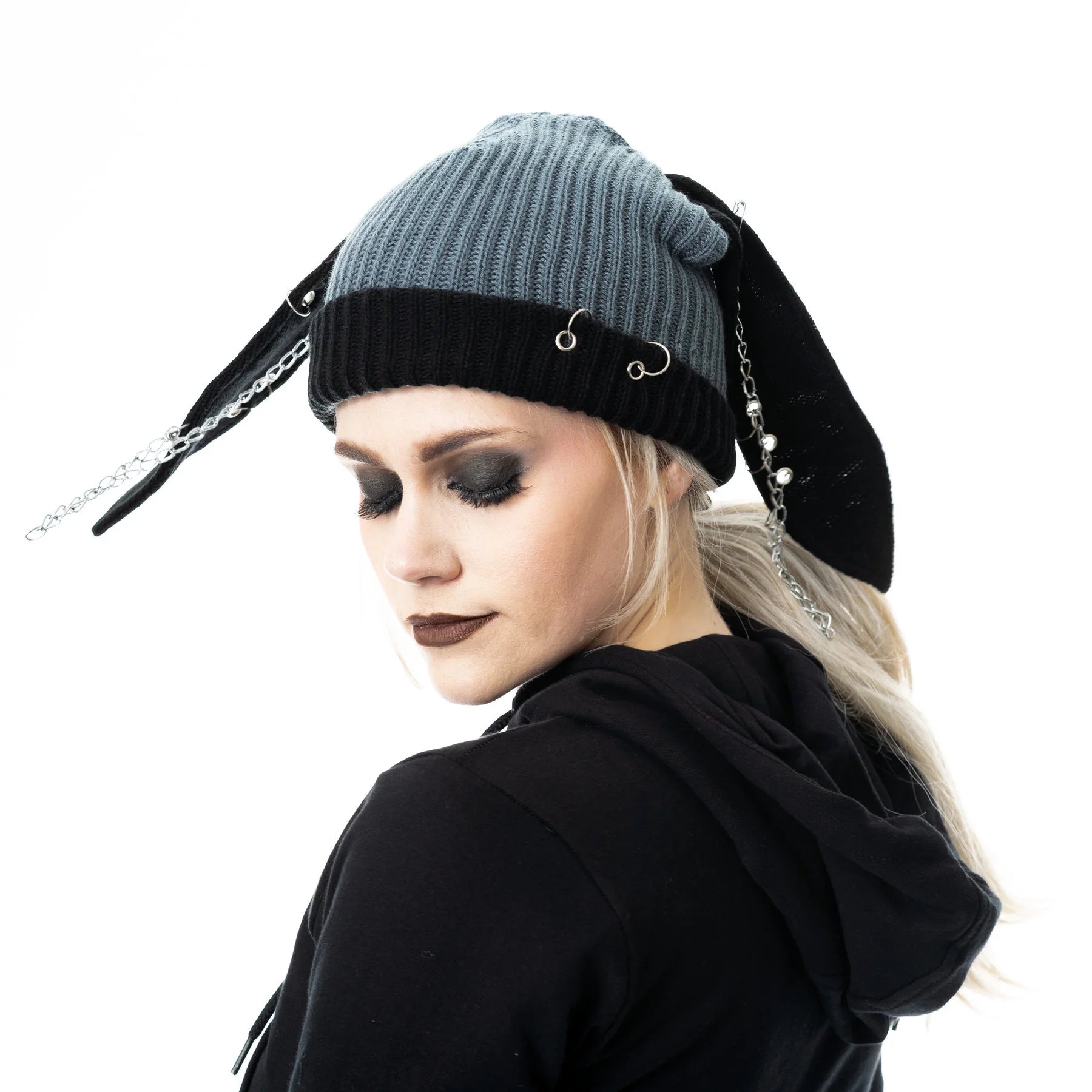 Schwarze Strickmütze BUNNY HAT GREY mit Hasenohren und Zierketten von Cupcake Cult