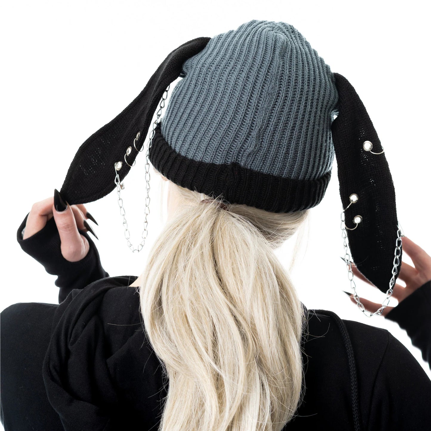 Schwarze Strickmütze BUNNY HAT GREY mit Hasenohren und Zierketten von Cupcake Cult