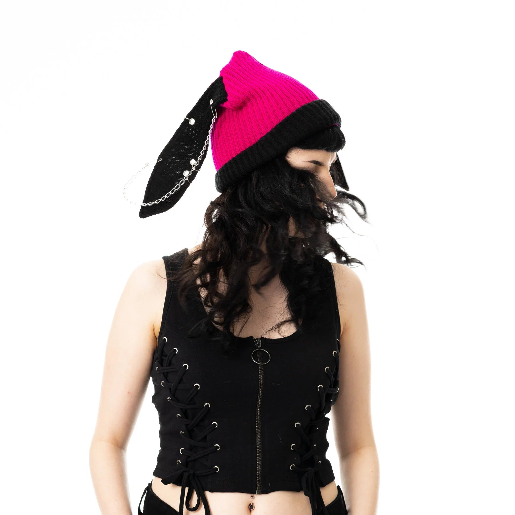 Schwarze Strickmütze BUNNY HAT PINK mit Hasenohren und Zierketten von Cupcake Cult