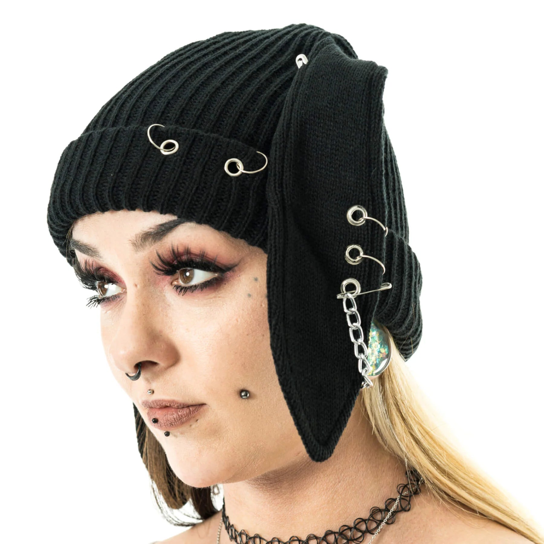 Schwarze Strickmütze BUNNY HAT mit Hasenohren, Zierringen und -ketten von Cupcake Cult