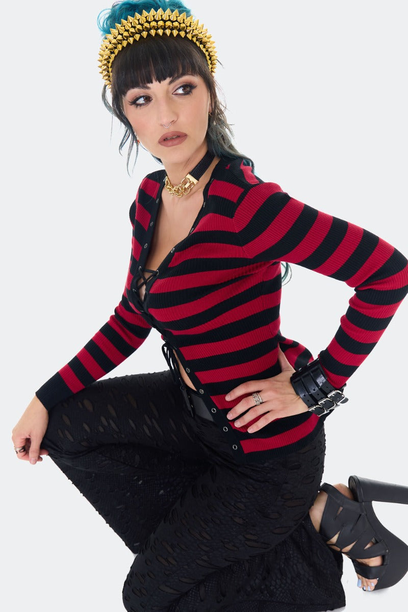 Schwarz/Rote Strickjacke Striped Red Lace Up Cardigan mit Schnürung an der Vorderseite von Jawbreaker