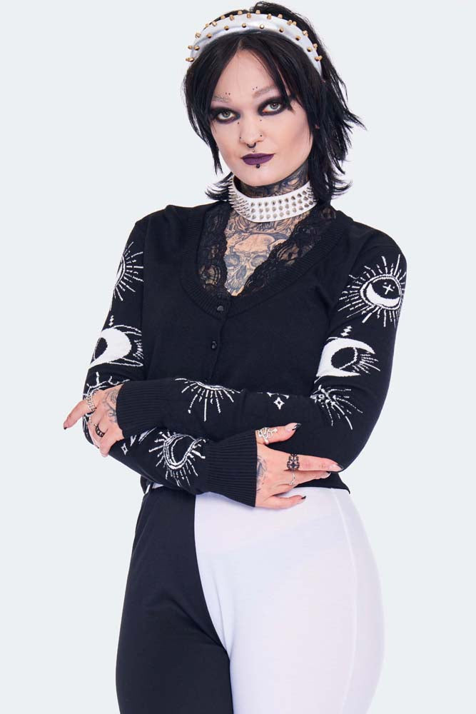 Schwarze Strickjacke Moon Embroidered Lace Trim Cardigan mit weißem, abstraktem Mondprint auf beiden Ärmeln von Jawbreaker