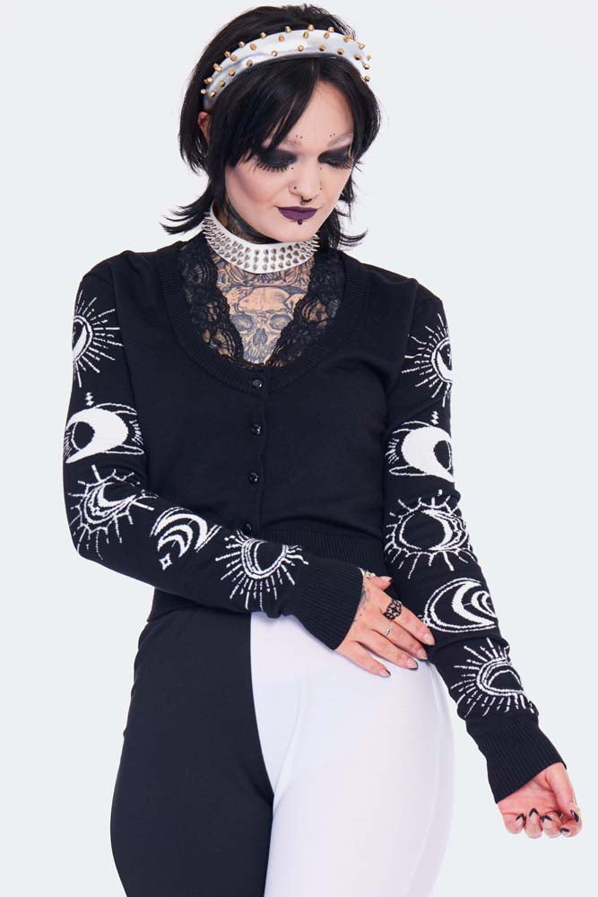 Schwarze Strickjacke Moon Embroidered Lace Trim Cardigan mit weißem, abstraktem Mondprint auf beiden Ärmeln und Spitzendetails am Dekoltee von Jawbreaker