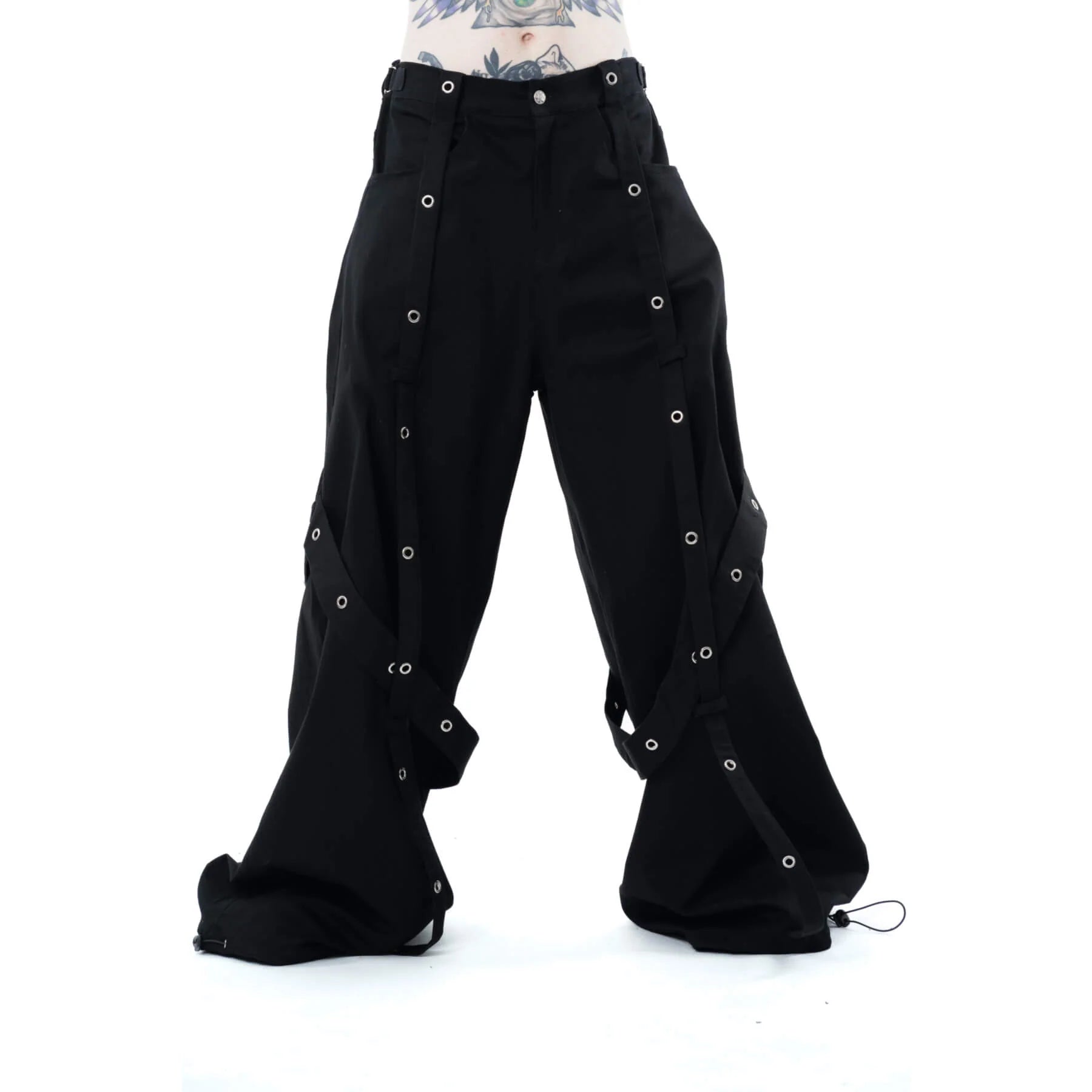 Schwarze, extraweite Hose CARVER PANTS mit Riemen und Ösendetails von Heartless