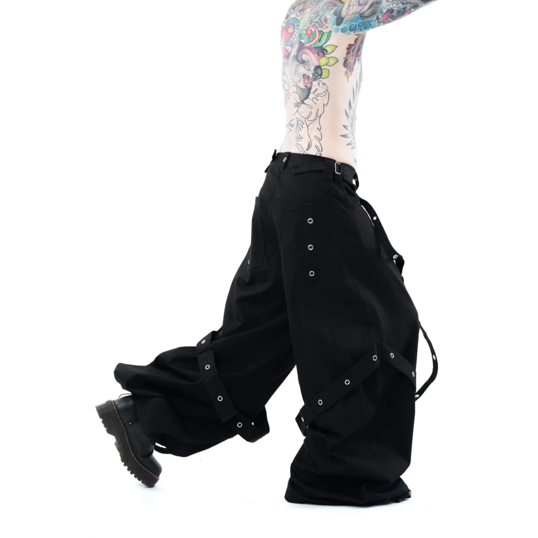 Schwarze, extraweite Hose CARVER PANTS mit Riemen und Ösendetails von Heartless