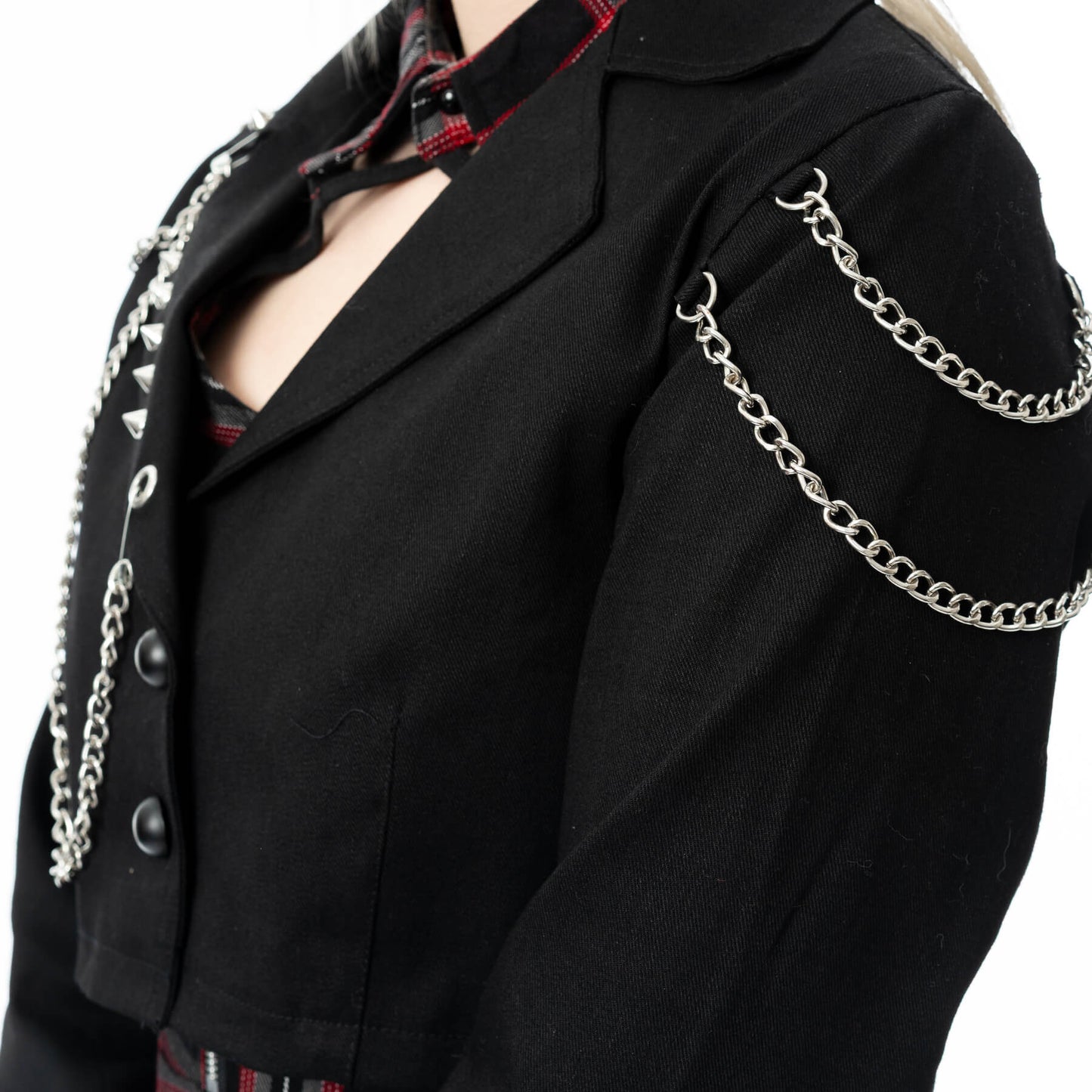 Nahaufnahme schwarze, kurz geschnittene Jacke CERISE JACKET mit Nieten und Zierketten von Vixxsin