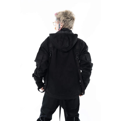 Rückseite schwarze Jacke CICERO JACKET mit vielen Riemen, Schnallen und Taschen von Chemical Black