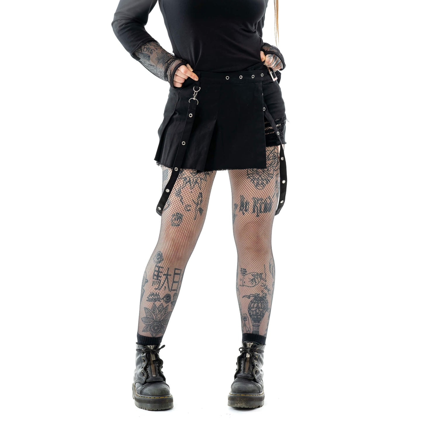 Schwarze, enge Hotpants CITALI SHORTS mit abnehmbaren Riemen und Rockelement von Heartless