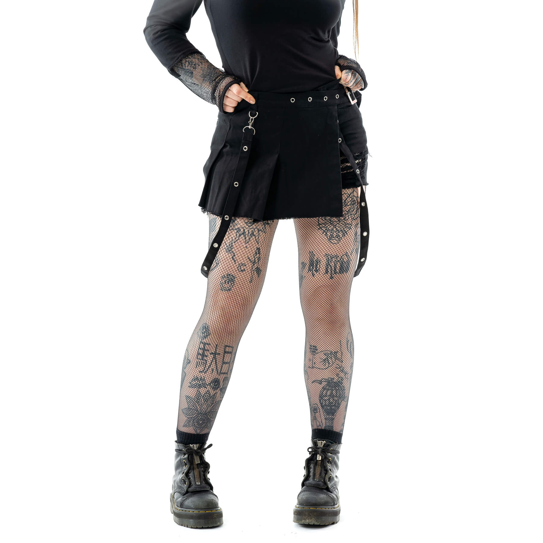 Schwarze, enge Hotpants CITALI SHORTS mit abnehmbaren Riemen und Rockelement von Heartless