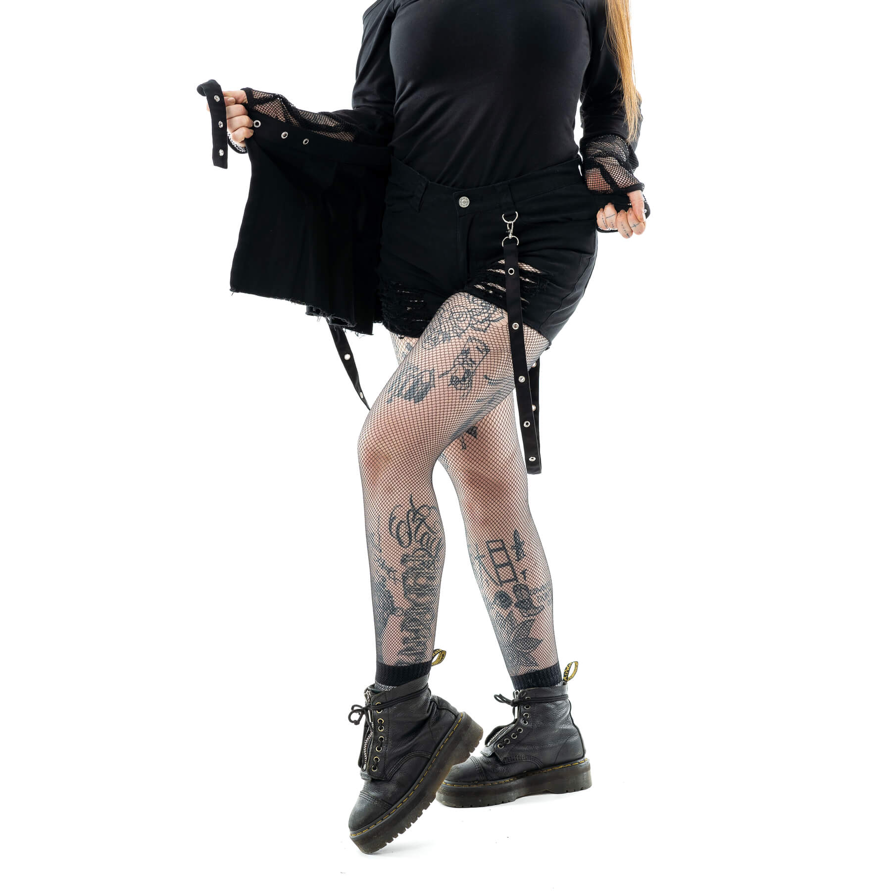 Schwarze, enge Hotpants CITALI SHORTS mit abnehmbaren Riemen und Rockelement von Heartless