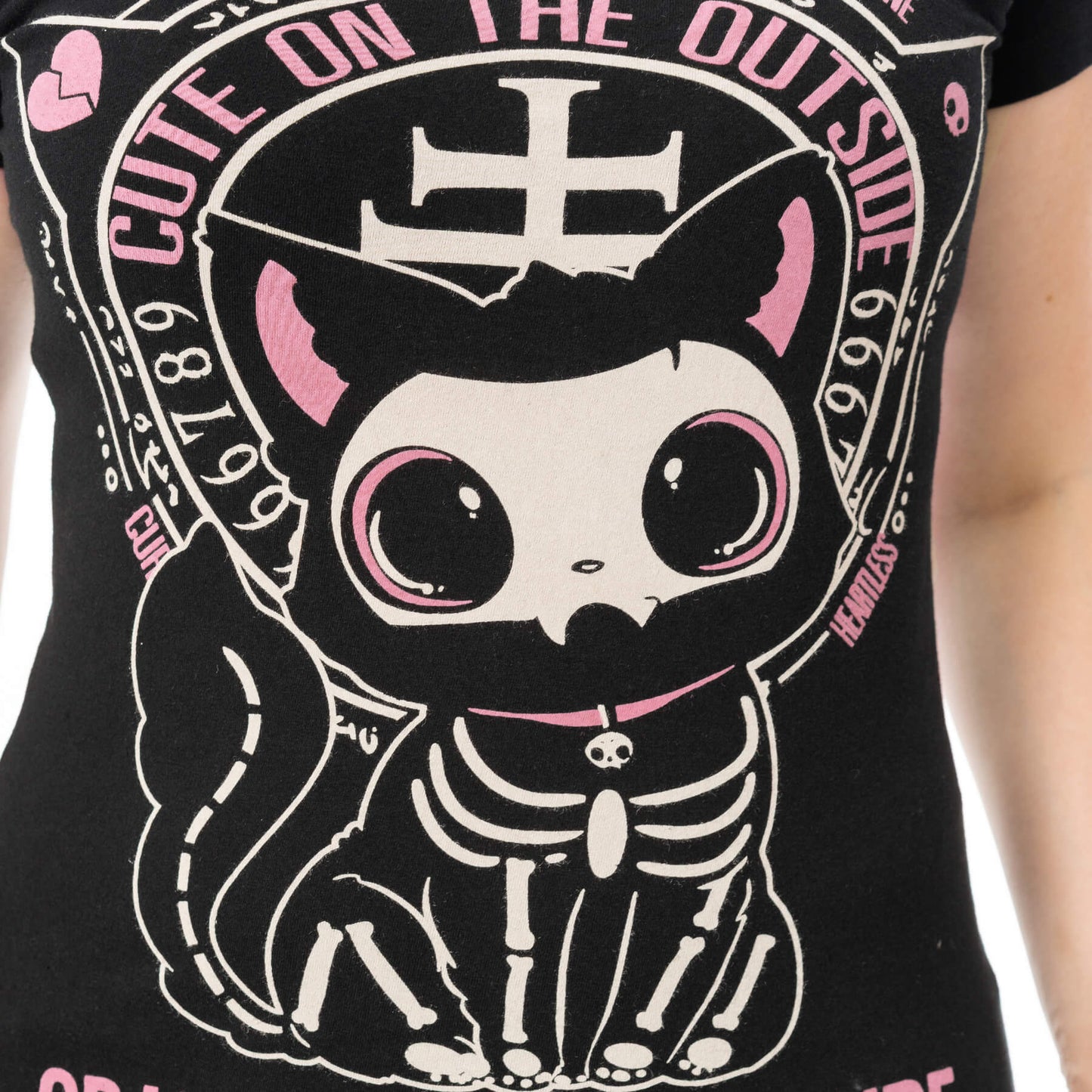 Schwarz-pinkes Oberteil CUTE ON THE OUTSIDE T SHIRT mit niedlichem Katzenprint von Cupcake Cult