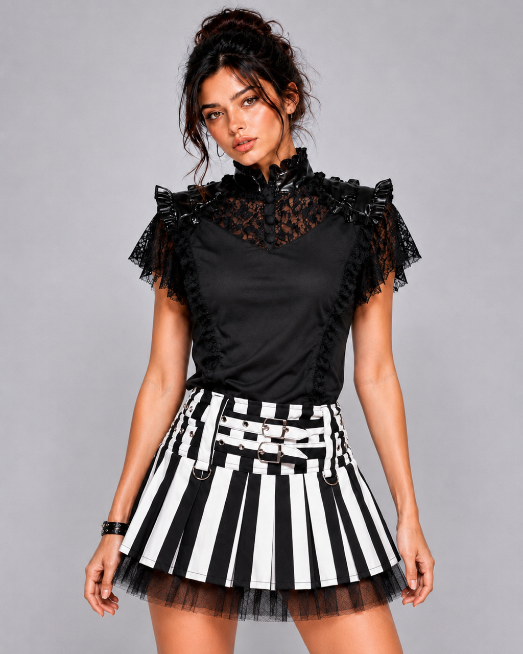 Rockabilly-Minirock Lucy Mini Skirt mit schwarz-weißem Streifenmuster in Faltenoptik, schwarzem Netzstoff-Unterrock, Gürtelschlaufen mit D-Ringen sowie zwei Schnallen auf der Vorderseite von Burleska