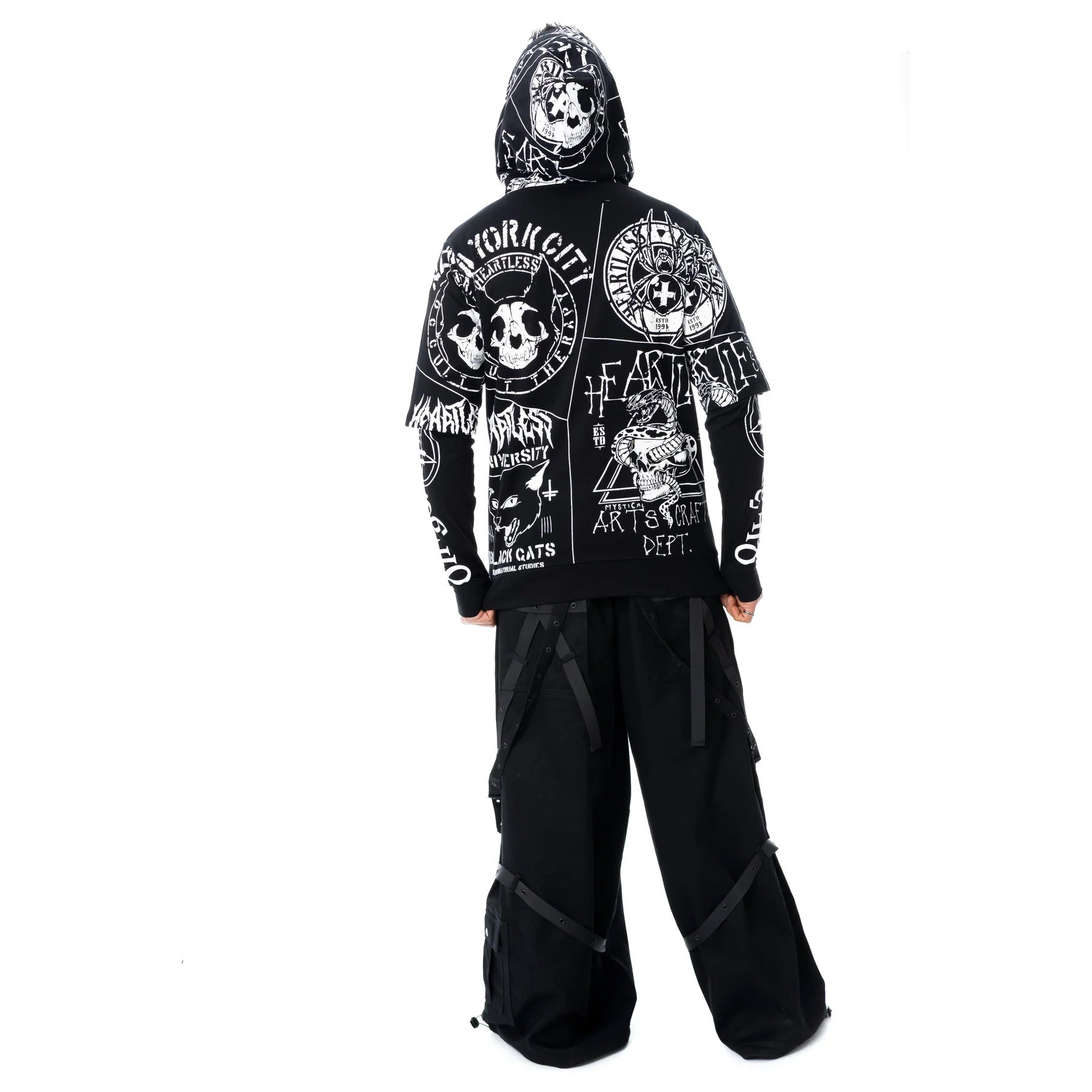 Schwarzer Kapuzenpullover DARK ACADEMIA HOOD mit diversen okkulten Motiven und Daumenlöchern von Heartless