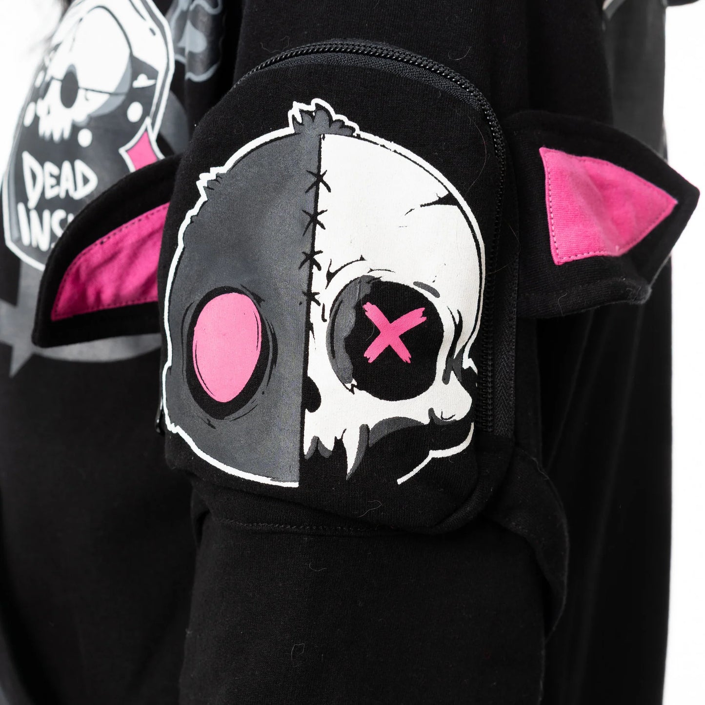 Schwarze Sweatshirtjacke DEATH POTION HOOD mit Fledermauskopftasche am Ärmel und Fledermausohren an der Kapuze von Cupcake Cult