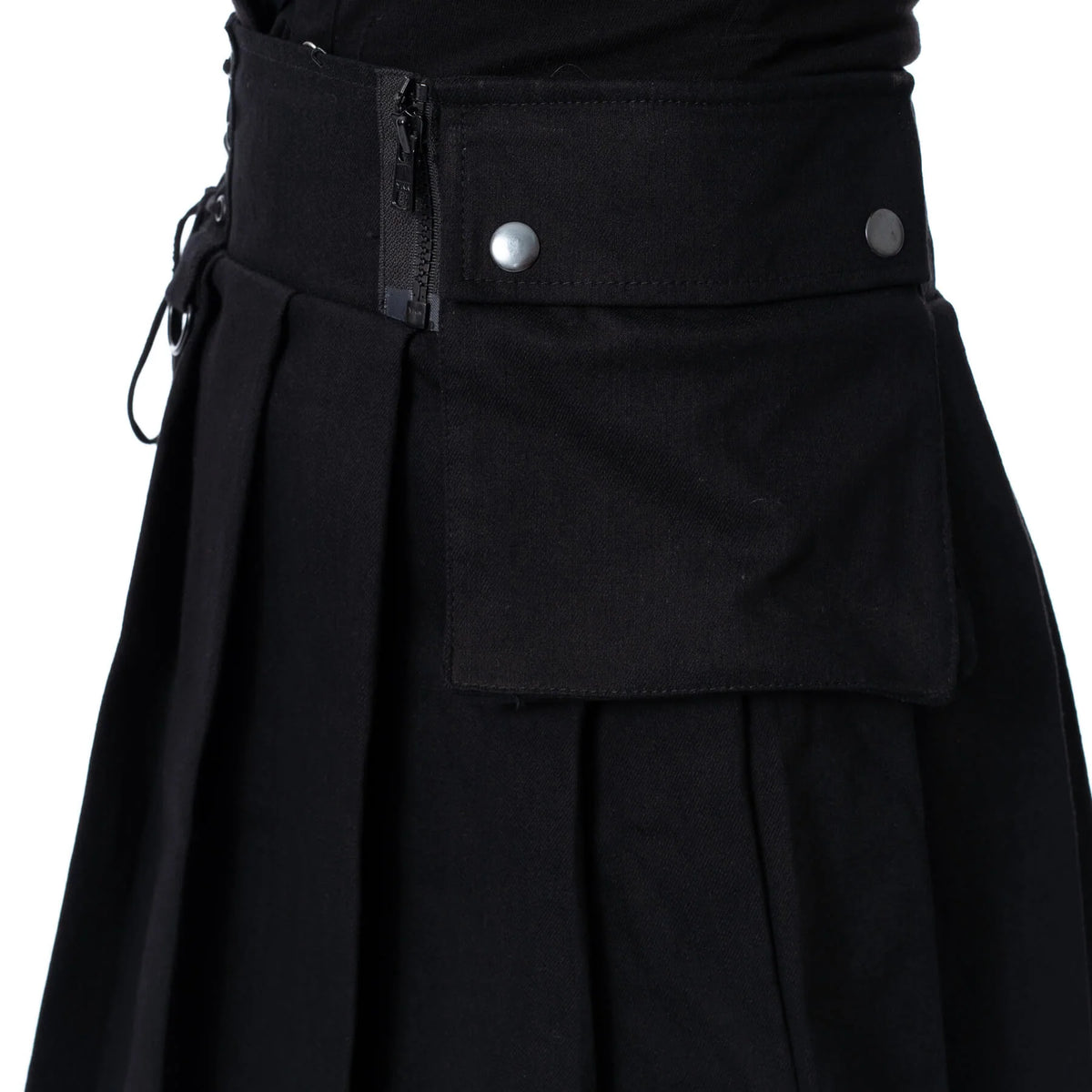Schwarzer, schlichter Rock DESDEMONIA SKIRT mit Zierschnürung und Seitentasche von Chemical Black