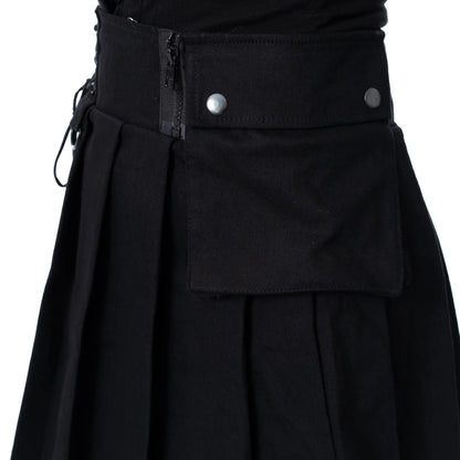 Schwarzer, schlichter Rock DESDEMONIA SKIRT mit Zierschnürung und Seitentasche von Chemical Black