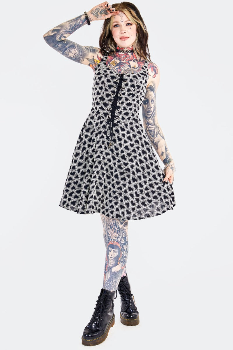 Schwarz/Weißes Lace Up Corset Dress mit Schnürung an der Vorderseite und Herzstickerei von Jawbreaker