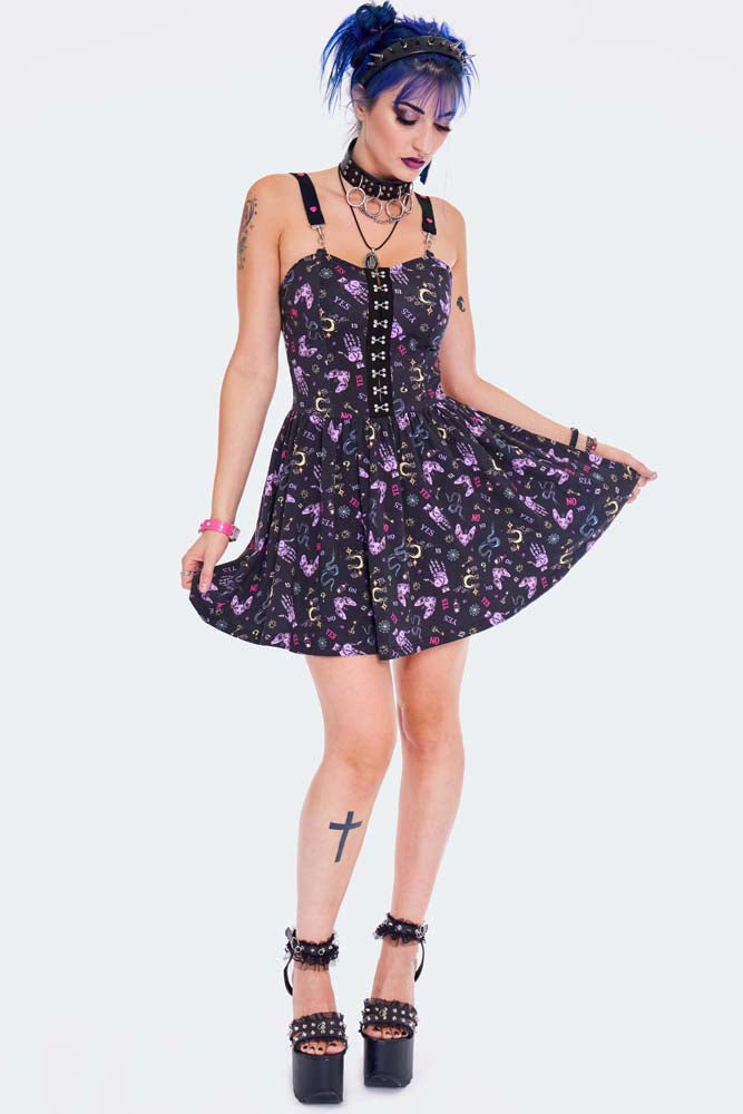 Schwarzes Kleid Ditsy Ouija Print Mini Dress mit vielen, bunten Prints; unter anderem Katzen, Monden, Spinnennetzen und Ouija-Elementen von Jawbreaker