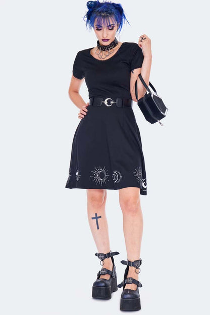 Schwarzes Kleid Moon Embroidered Flare Dress mit weißem, abstraktem Mondprint am Saum, sowie dezenten Spitzendetails an Ärmeln, sowie Dekoltee von Jawbreaker