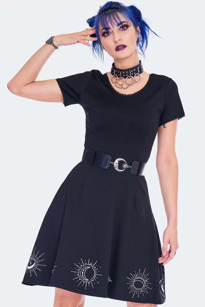 Schwarzes Kleid Moon Embroidered Flare Dress mit weißem, abstraktem Mondprint am Saum, sowie dezenten Spitzendetails an Ärmeln, sowie Dekoltee von Jawbreaker