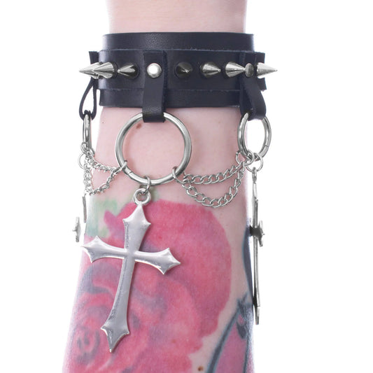 Schwarzes Armband ELEANA BRACELET aus Kunstleder mit Spitznieten und Kreuzanhängern von Poizen Industries