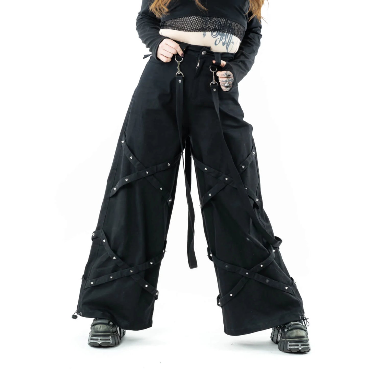 Schwarze, weite Hose ELSU PANTS mit Riemen mit spitzen Nieten von Heartless