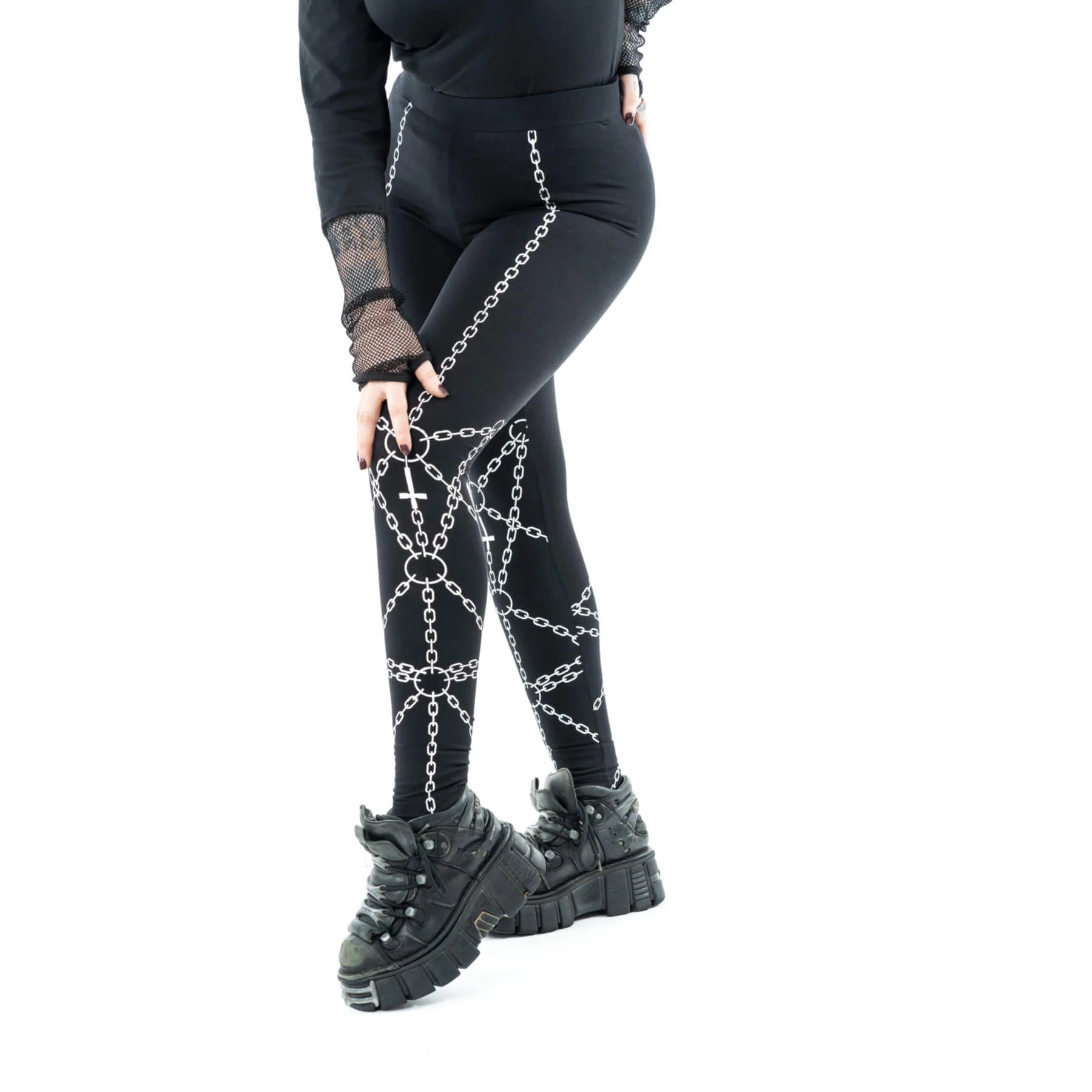 Schwarze ENCHAINED LEGGINGS mit weißem, symmetrischem Kettenprint auf beiden Beinen von Heartless