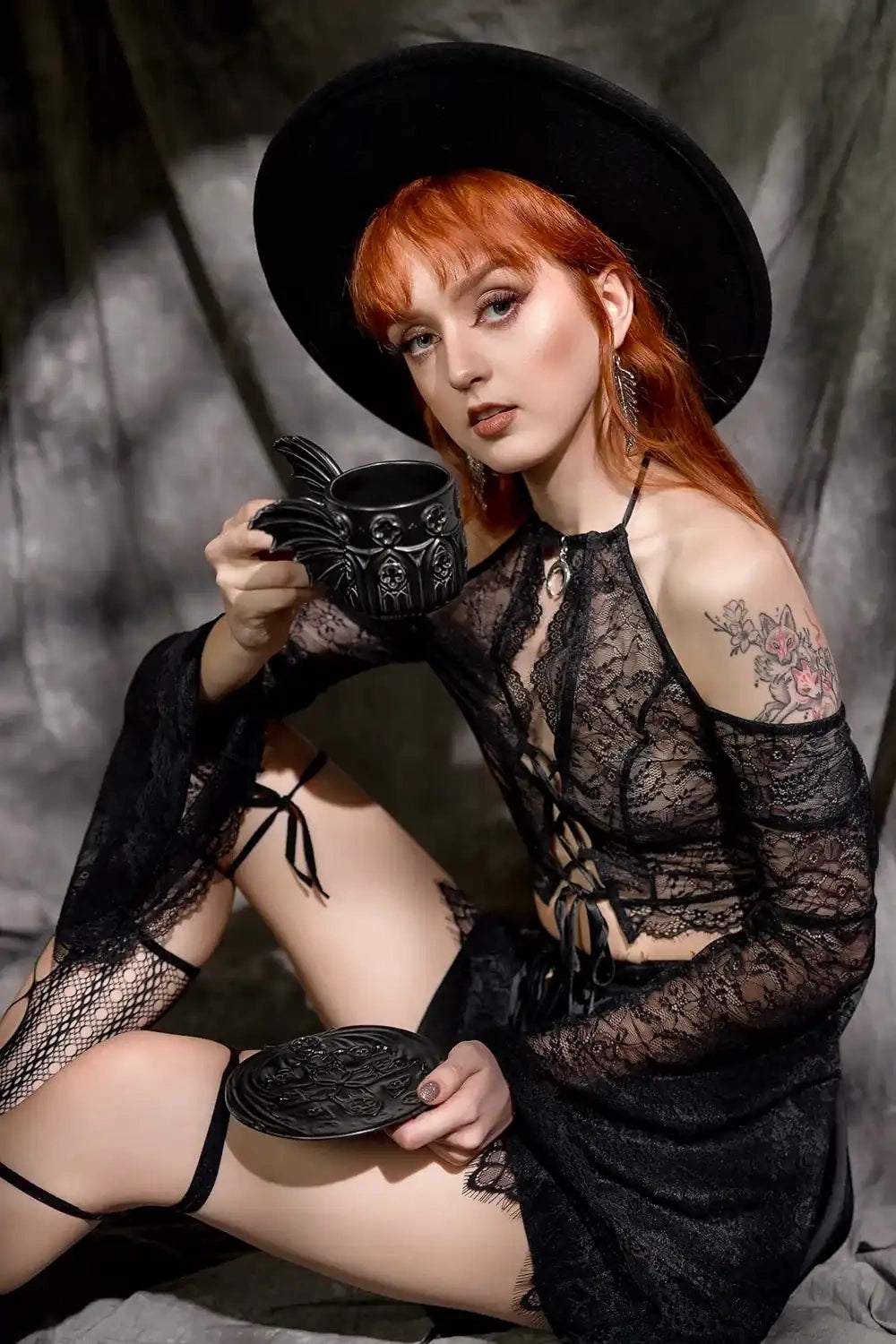 Schwarze Tasse BATWING TEA-CUP mit Kathedralendesign und Fledermausflügeln von Restyle