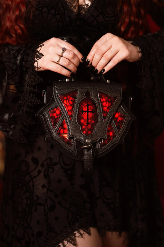 Schwarz-rote Umhängetasche BLOODSPIRE BAG mit architektonischer Formgebung von Restyle (Colours)