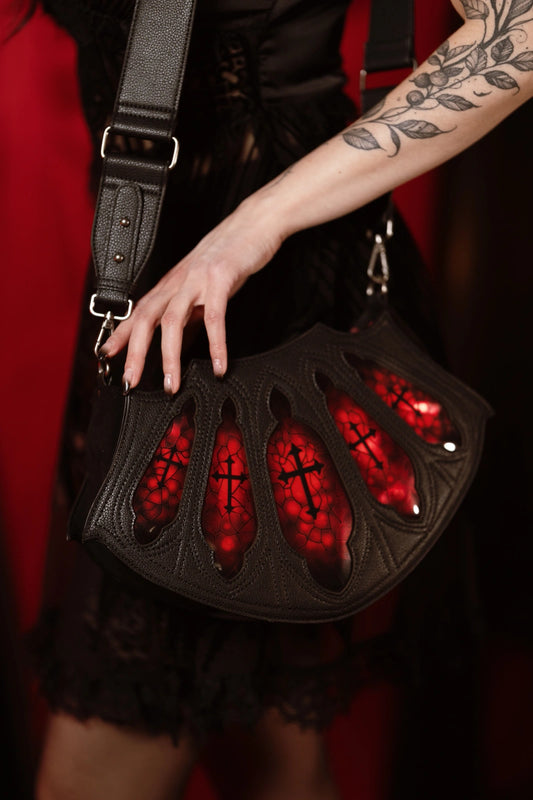 Schwarz-rote Umhängetasche BLOODVEIL SHOULDER BAG mit architektonischer Formgebung von Restyle