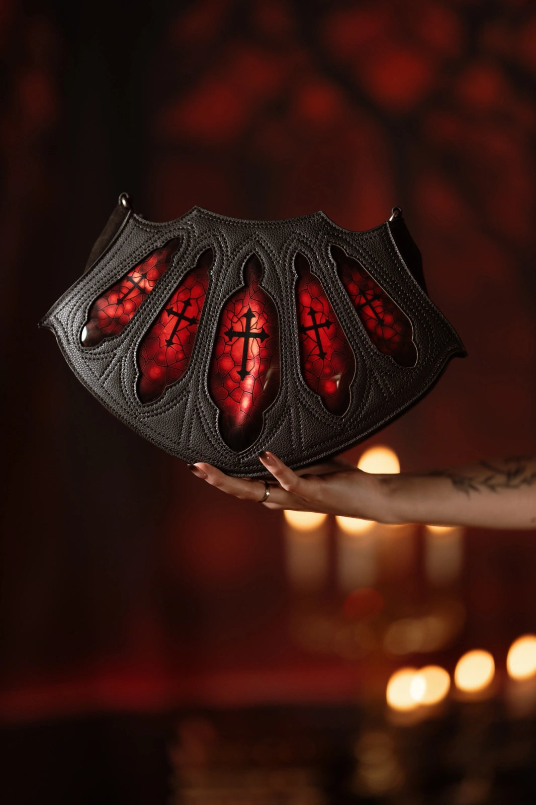 Schwarz-rote Umhängetasche BLOODVEIL SHOULDER BAG mit architektonischer Formgebung von Restyle