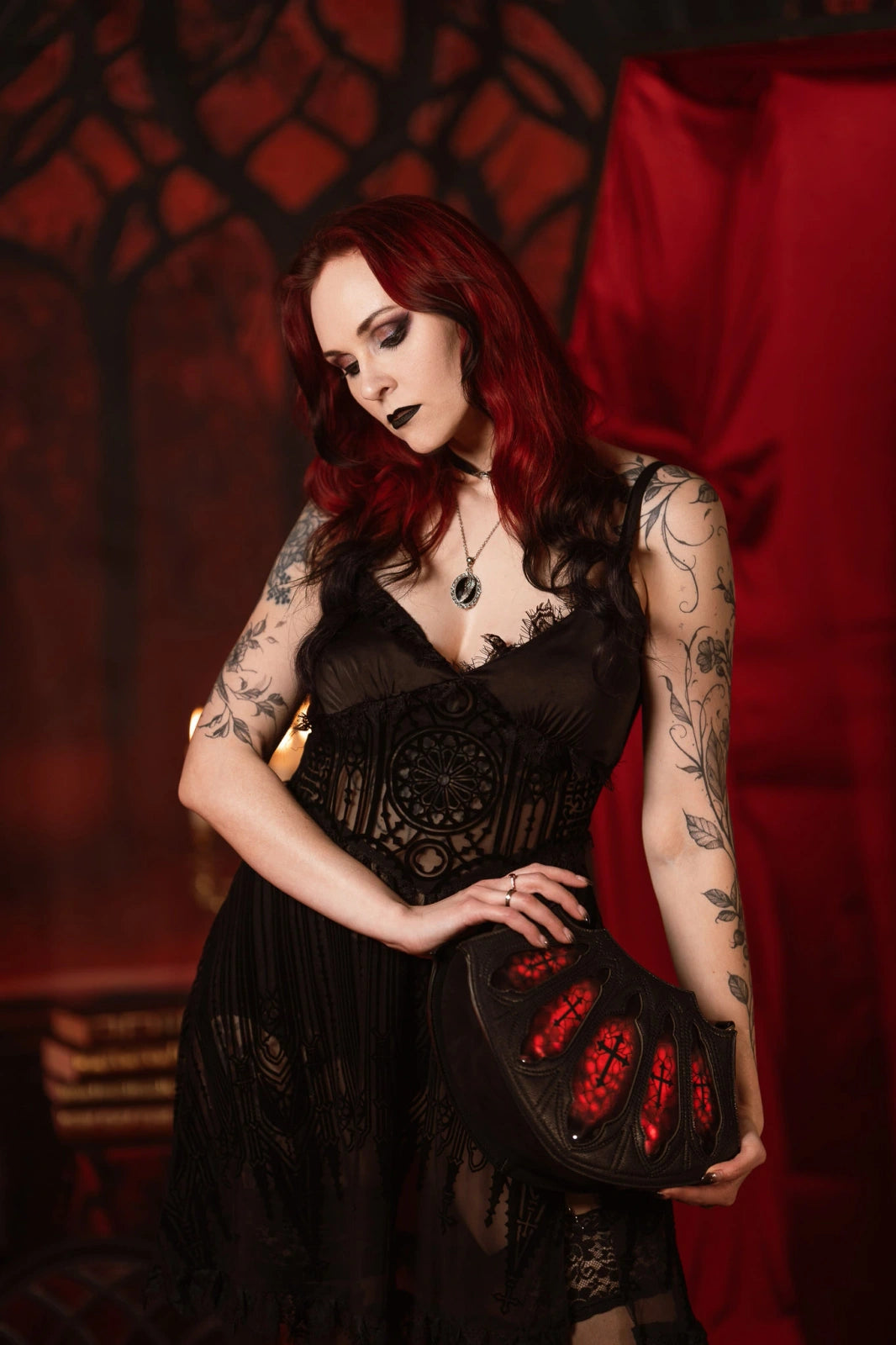 Schwarz-rote Umhängetasche BLOODVEIL SHOULDER BAG mit architektonischer Formgebung von Restyle