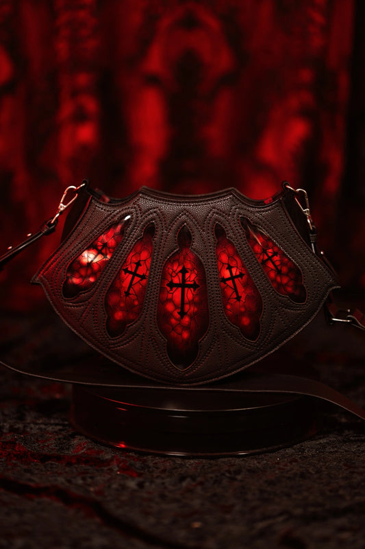 Schwarz-rote Umhängetasche BLOODVEIL SHOULDER BAG mit architektonischer Formgebung von Restyle