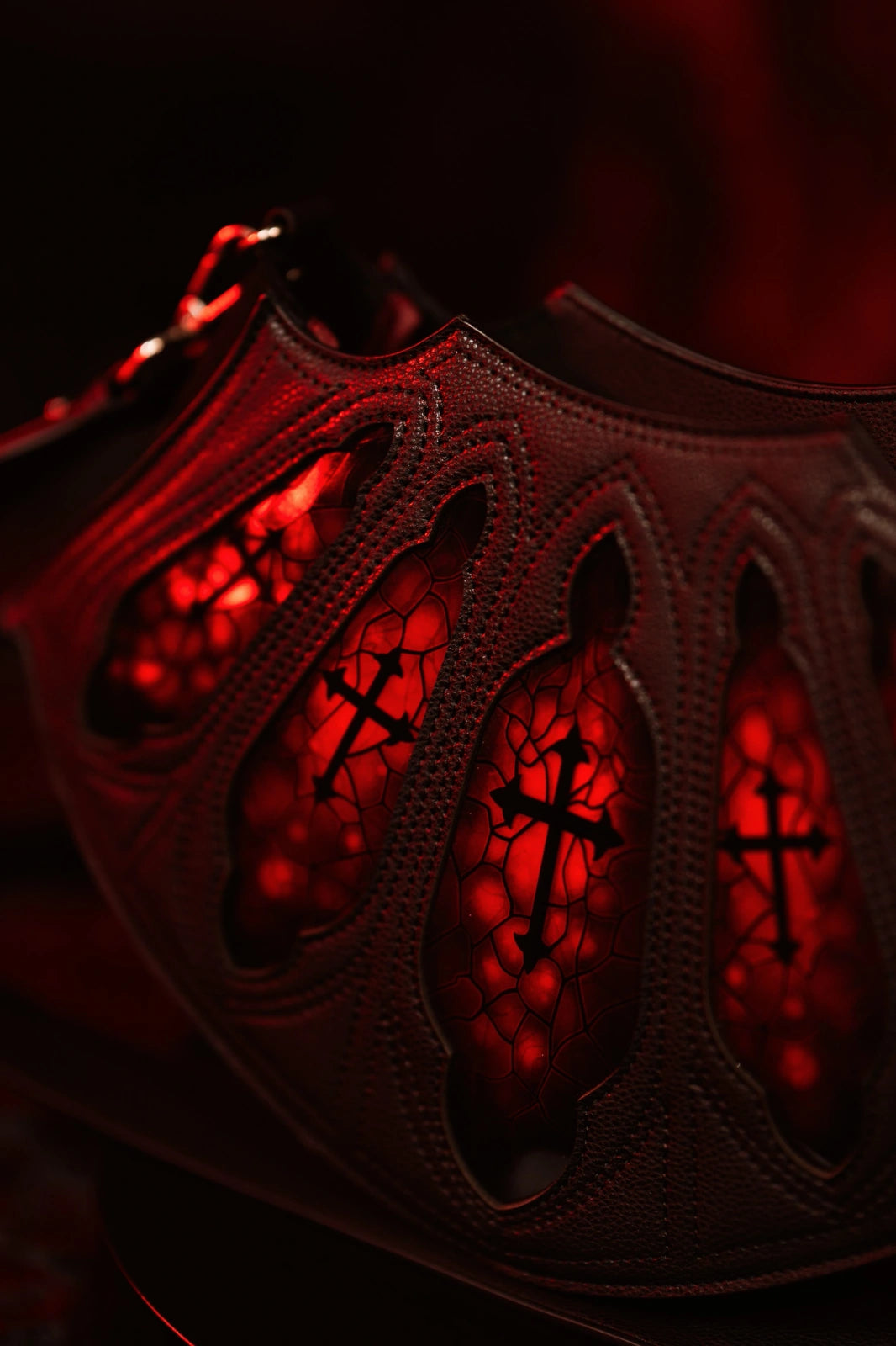 Schwarz-rote Umhängetasche BLOODVEIL SHOULDER BAG mit architektonischer Formgebung von Restyle