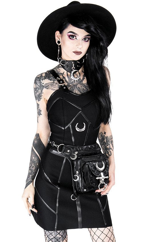 Schwarzes Harness LUNAR HOLSTER BAG aus veganem Leder mit vielen Taschen und mondförmigen Metalldetails von Restyle