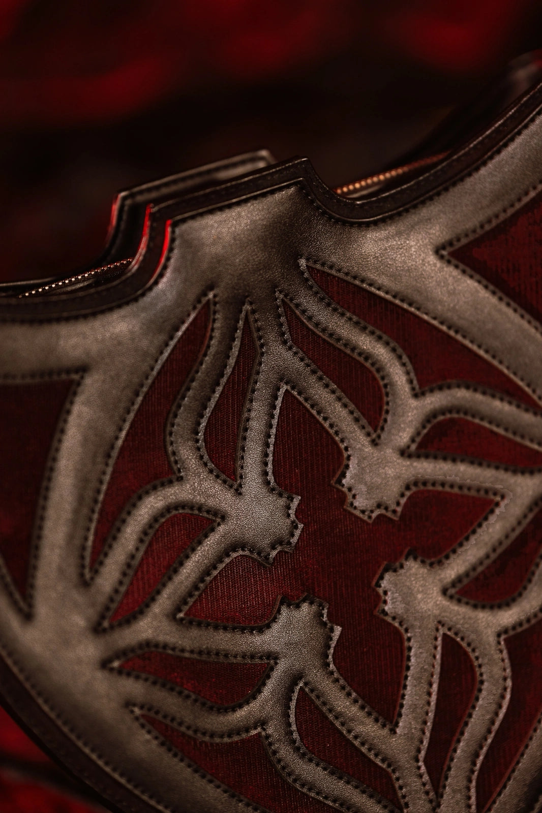 Schwarz-rote Umhängetasche CLARETIA BAG mit Samtdetails von Restyle