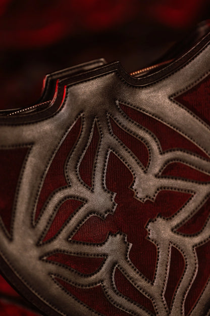 Schwarz-rote Umhängetasche CLARETIA BAG mit Samtdetails von Restyle