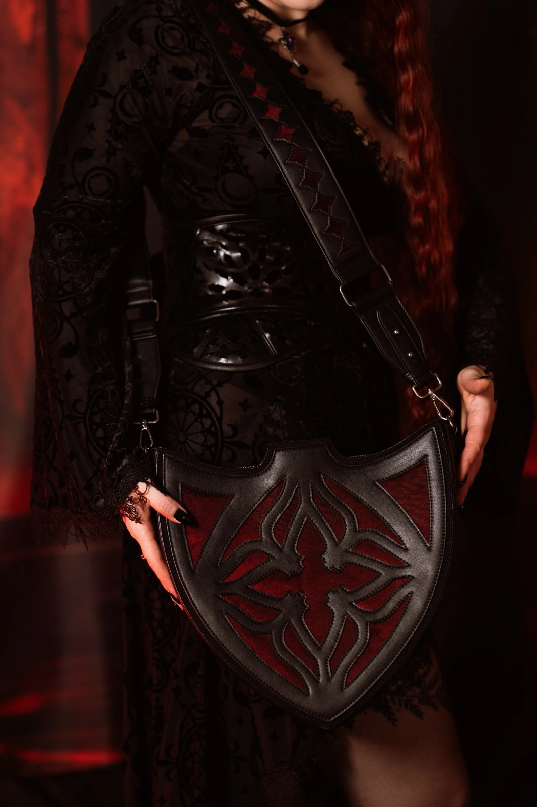 Schwarz-rote Umhängetasche CLARETIA BAG mit Samtdetails von Restyle