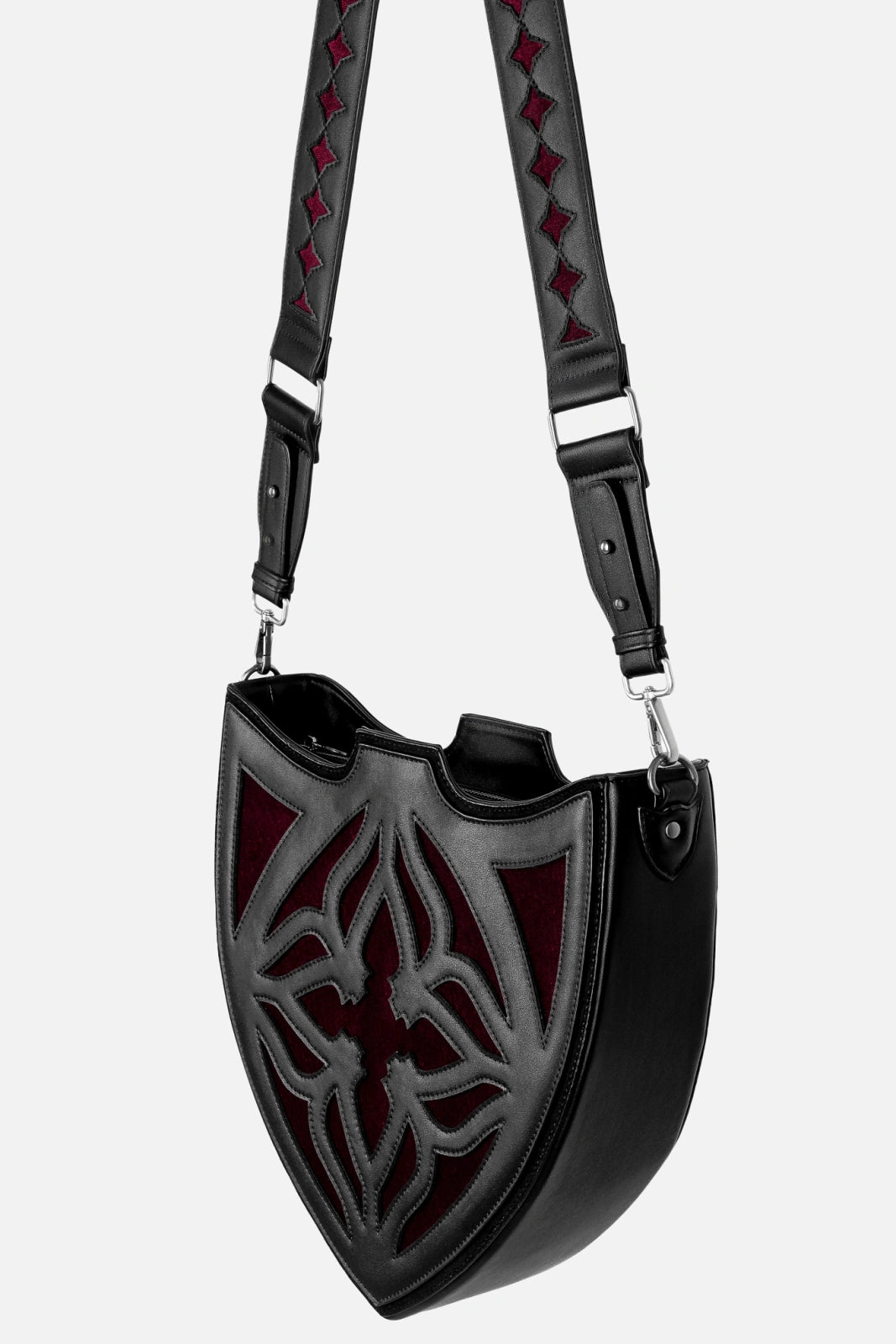 Schwarz-rote Umhängetasche CLARETIA BAG mit Samtdetails von Restyle