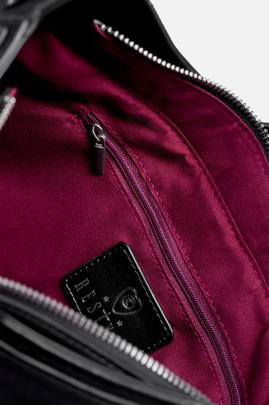 Innenfutter Schwarz-rote Umhängetasche CLARETIA BAG mit Samtdetails von Restyle