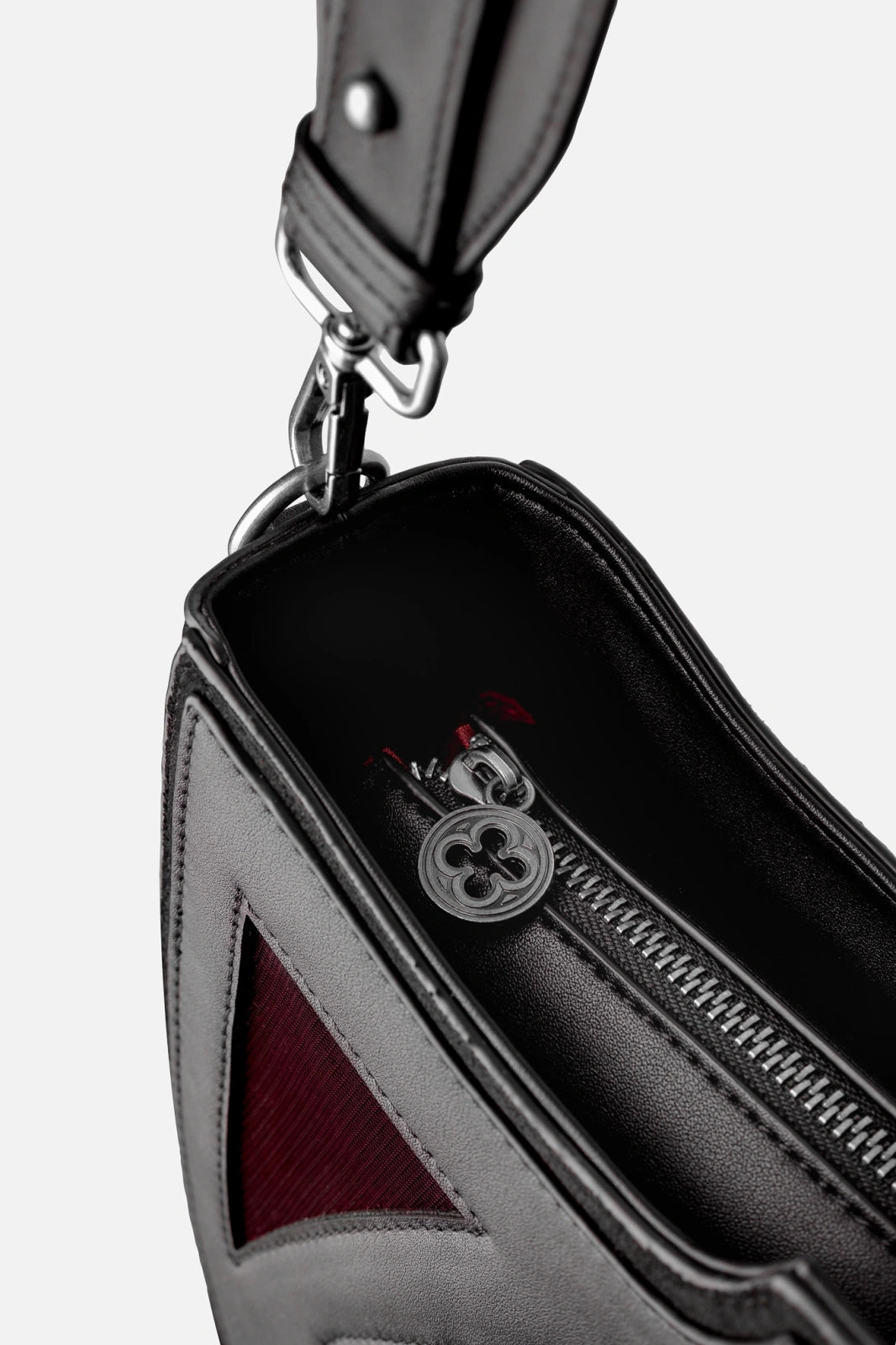 Nahaufnahme Schwarz-rote Umhängetasche CLARETIA BAG mit Samtdetails von Restyle