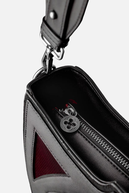 Nahaufnahme Schwarz-rote Umhängetasche CLARETIA BAG mit Samtdetails von Restyle