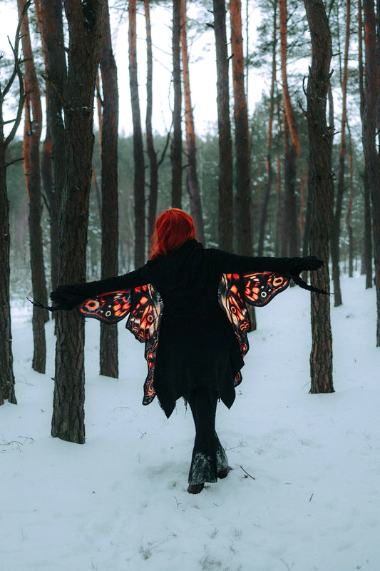 Schwarzer Cardigan IGNIS MOTH HOODIE mit Mottenflügeln, weiten Ärmeln und großer Kapuze von Restyle