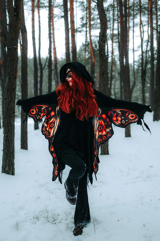 Schwarzer Cardigan IGNIS MOTH HOODIE mit Mottenflügeln, weiten Ärmeln und großer Kapuze von Restyle