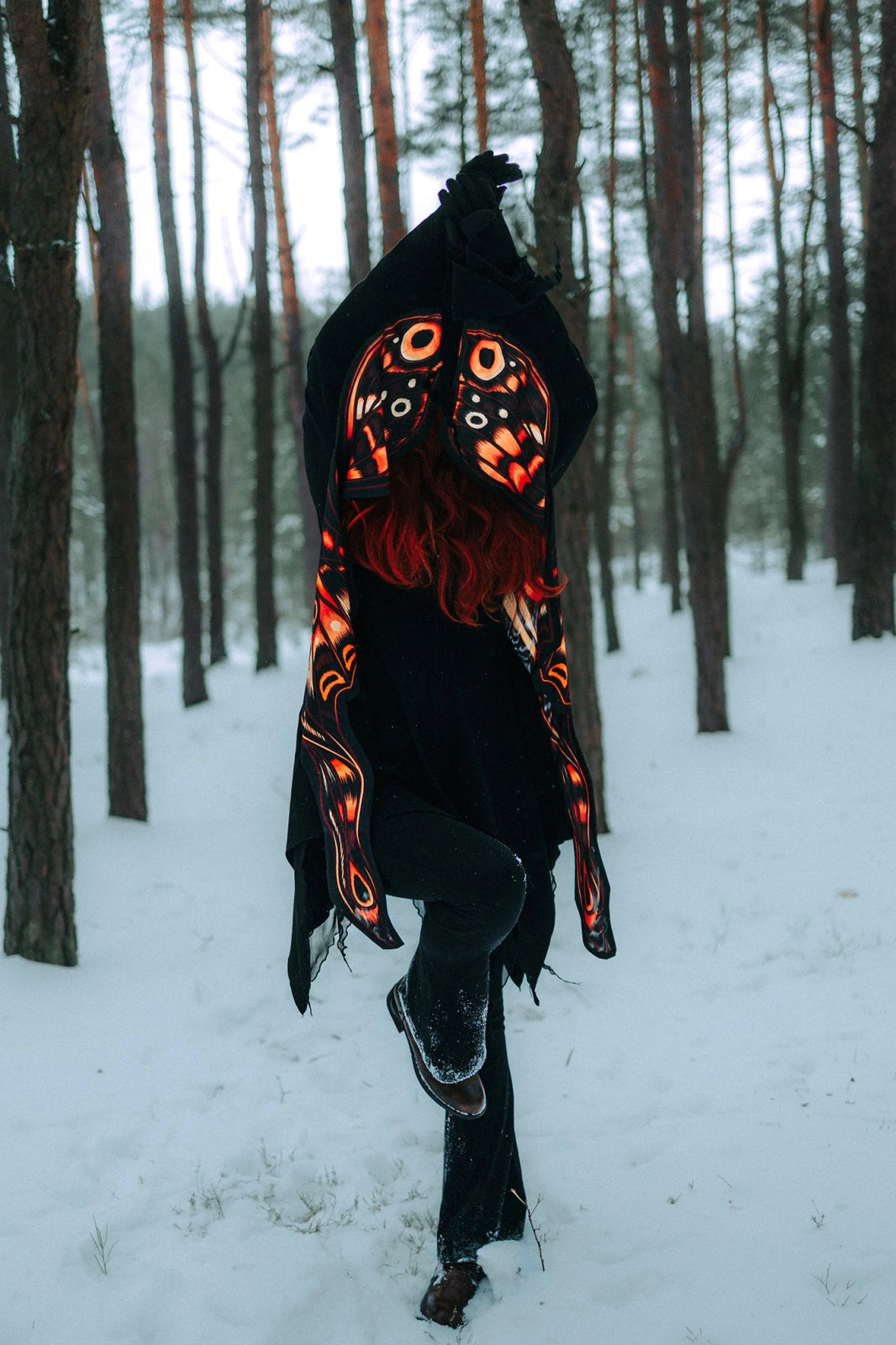 Schwarzer Cardigan IGNIS MOTH HOODIE mit Mottenflügeln, weiten Ärmeln und großer Kapuze von Restyle