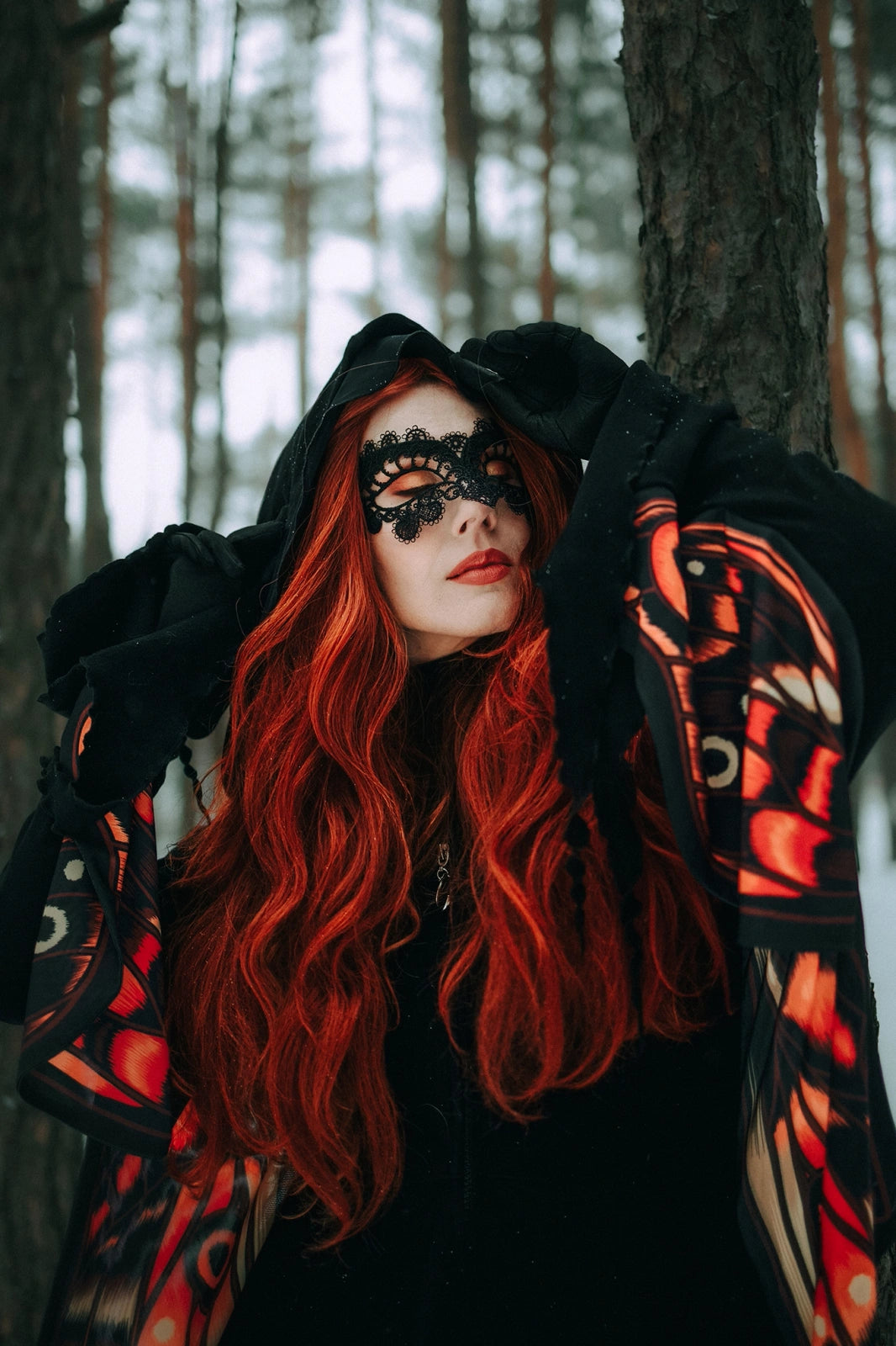 Schwarzer Cardigan IGNIS MOTH HOODIE mit Mottenflügeln, weiten Ärmeln und großer Kapuze von Restyle