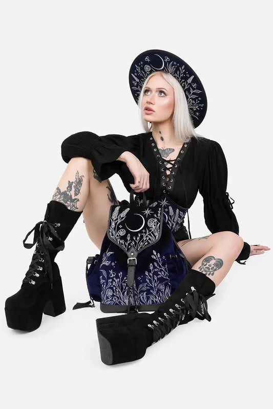 Schwarzer Rucksack MOONLIT MEADOW BACKPACK mit Blumenstickerei von Restyle