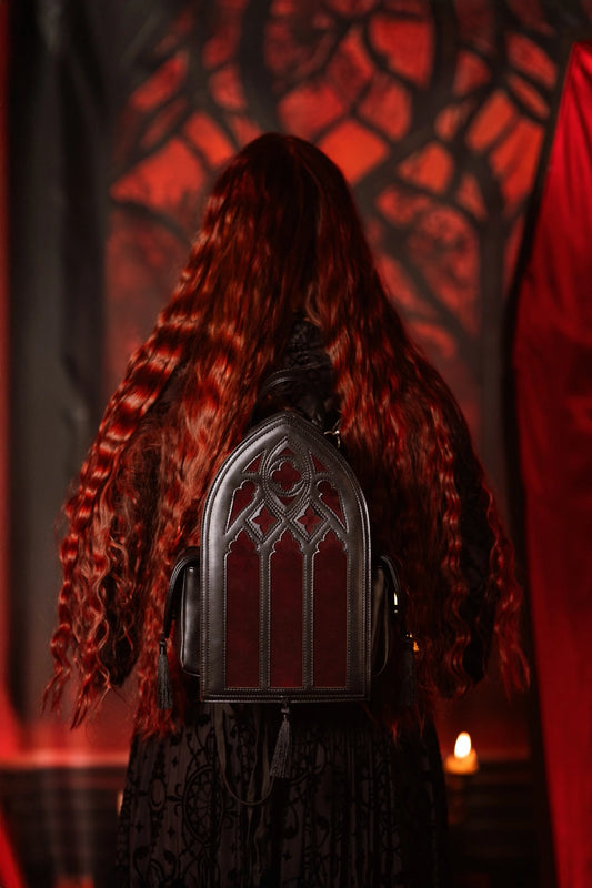 Schwarzer Rucksack RUBRUM LUX BACKPACK mit dunkelroten Samteinsätzen von Restyle